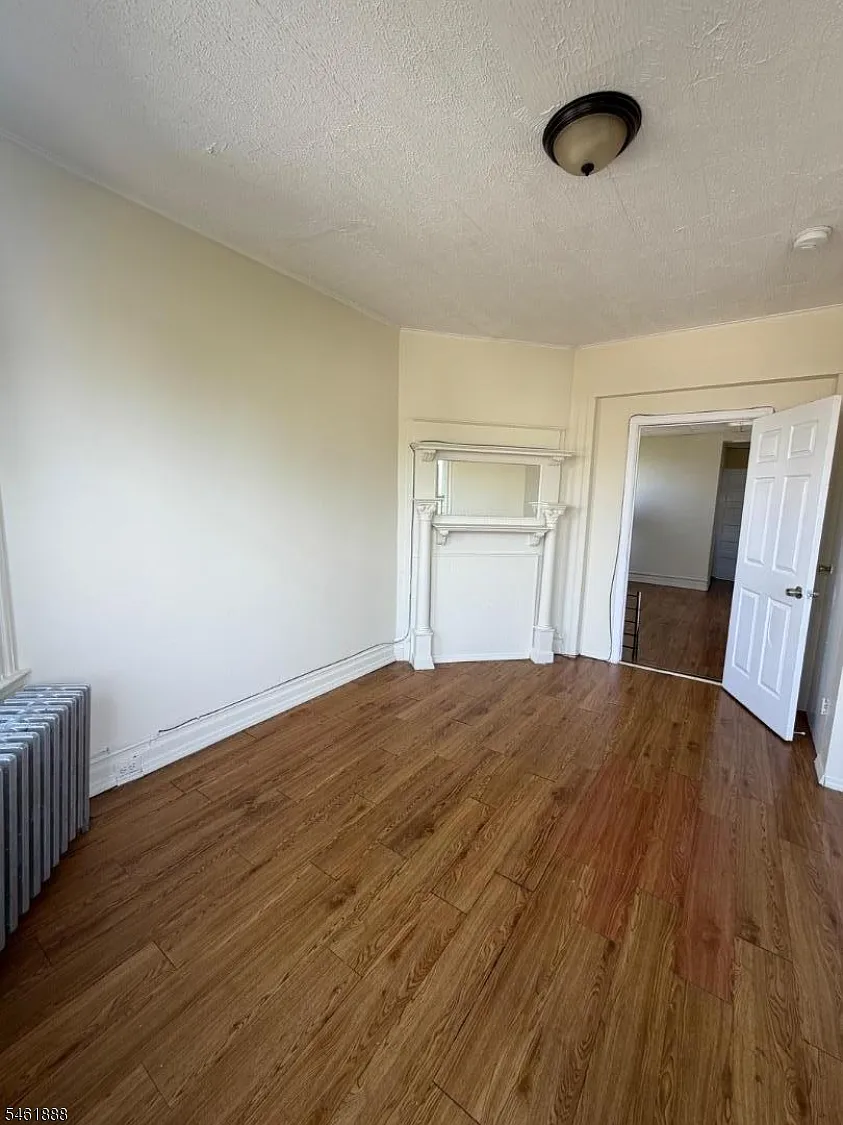 3 bed, 1.0 bath, 4906 sqft, $1,640 — Photo 4
