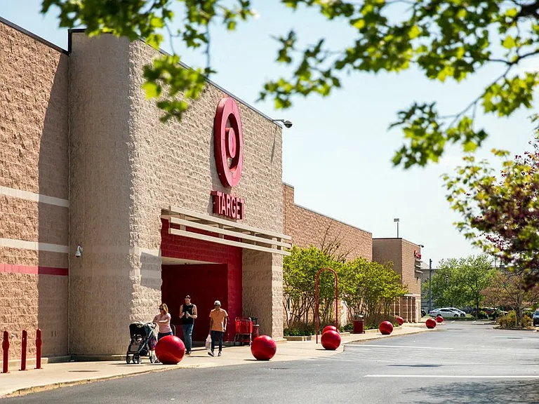 Easy Access To Local Retail, Fitness, & Entertainment