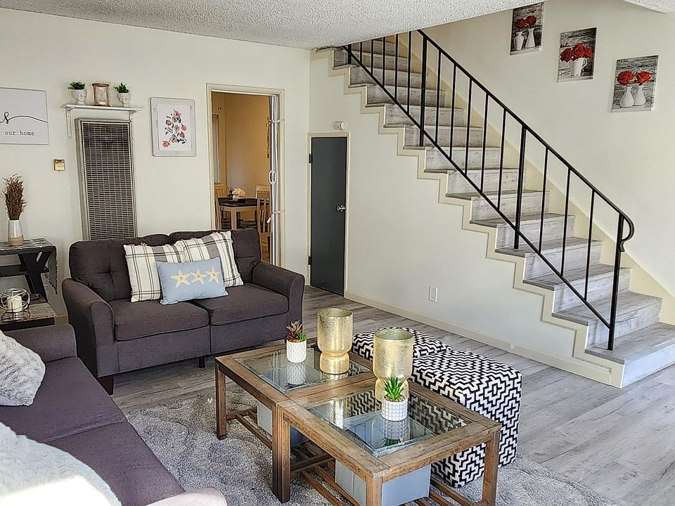 Bright Spacious Livingroom