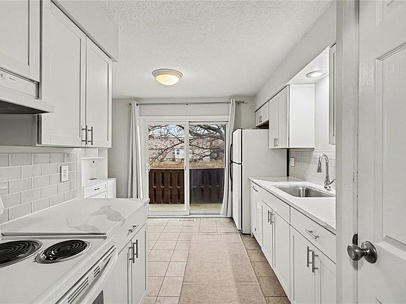 4th image of 3301 Bridge Manor Dr
