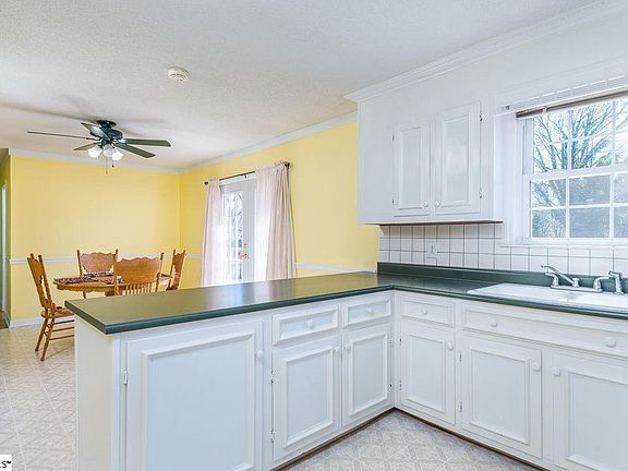 Kitchen & eat-in Dining