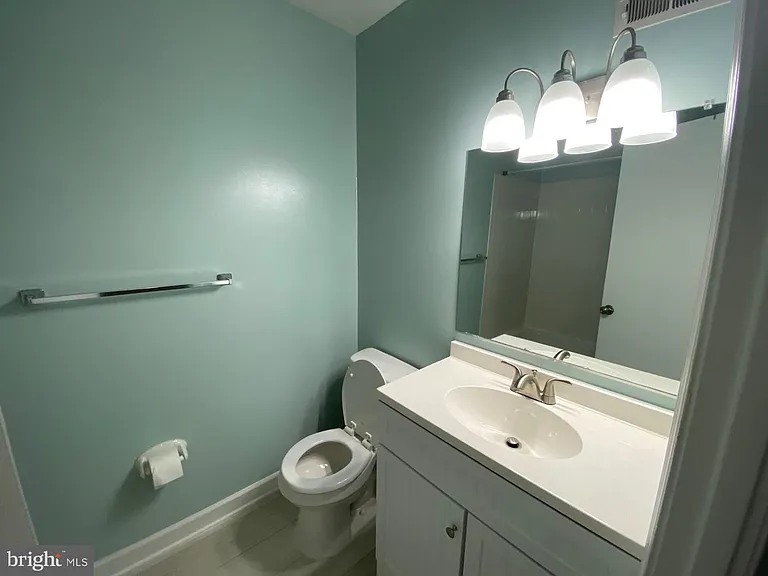 1210 Thomas Jefferson Pl — Photo 7
