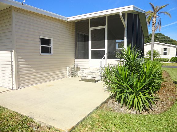attached lanai on back 