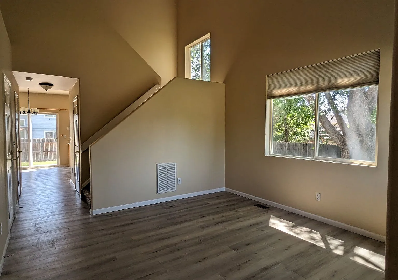 Bright 3-Bedroom Home on a Cul-de-Sac with Mountain Views — Photo 3