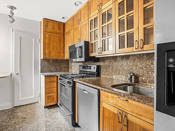 5th image of 221 W 82nd St APT 15A
