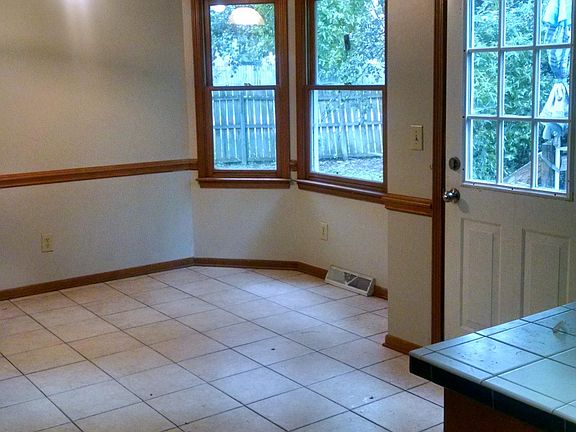 Breakfast area, door to deck