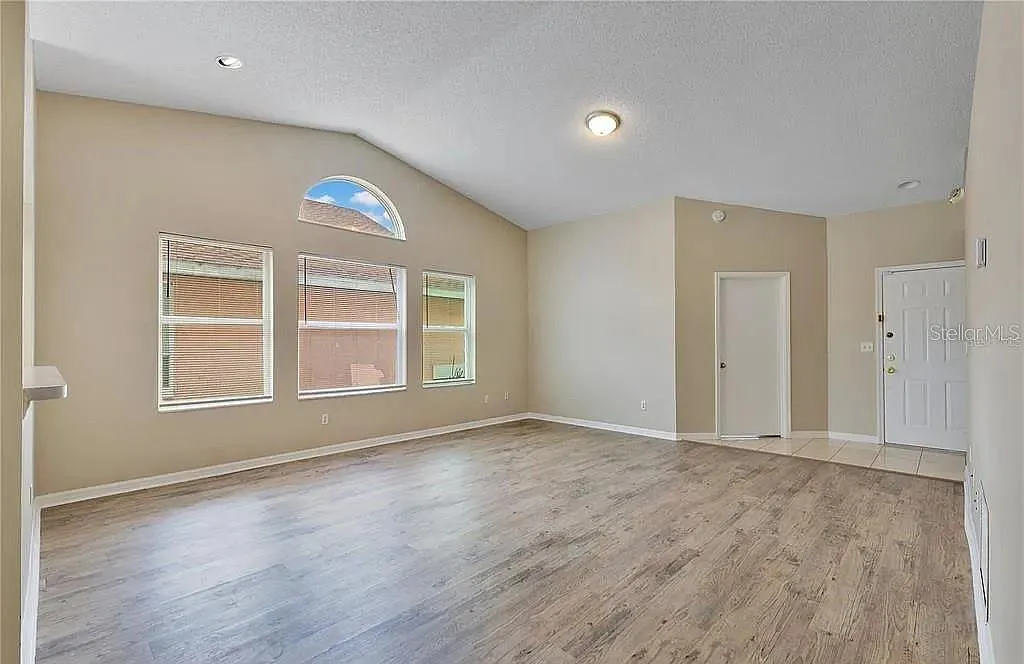 3 bed, 2.0 bath, 1766 sqft, $2,300 — Photo 3