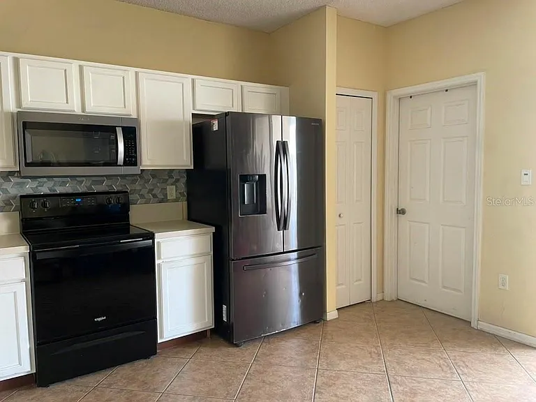 290 Marion Pl — Photo 3