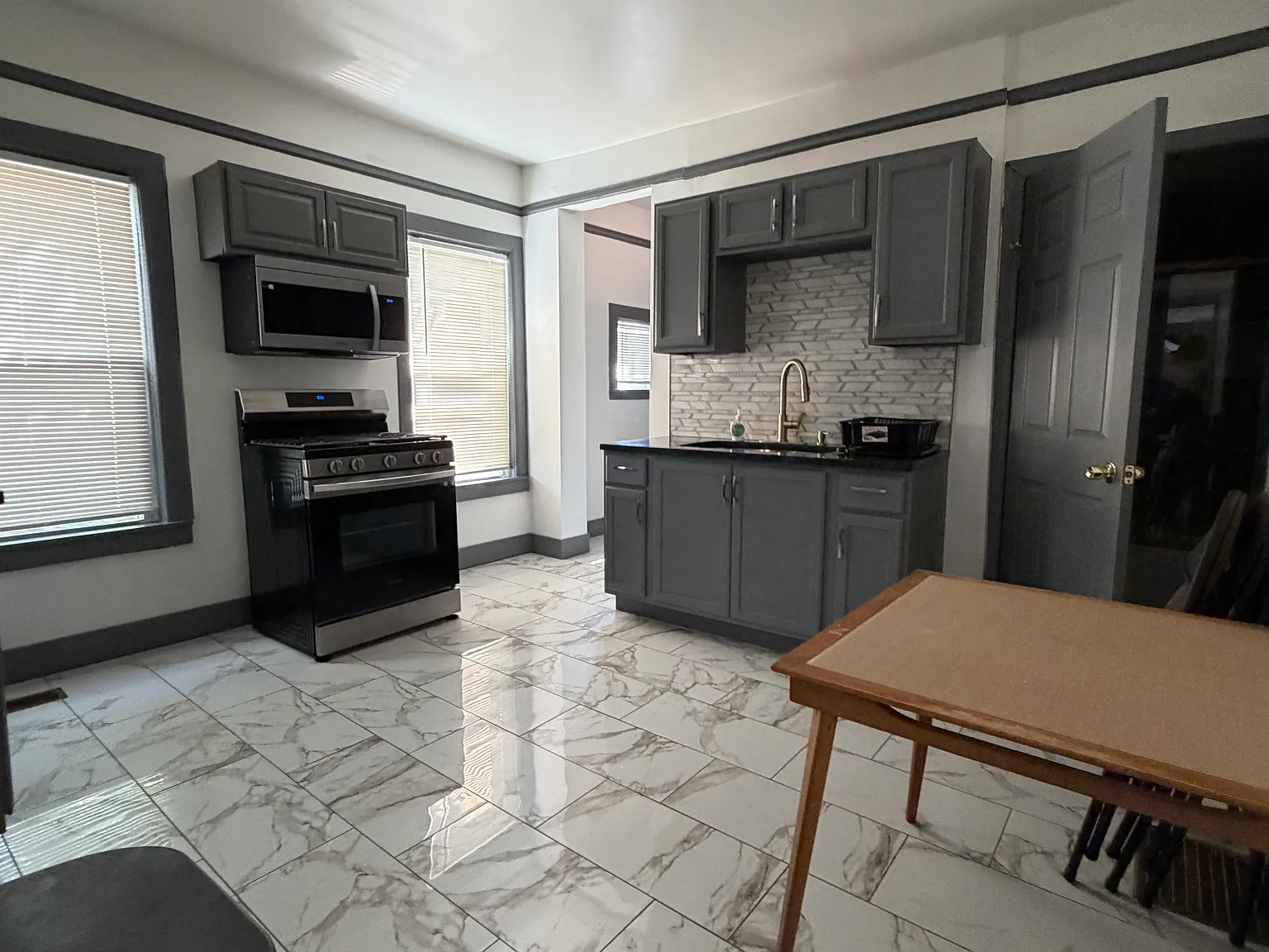 3 bed, 1.5 bath, 1250 sqft, $2,400 — Photo 4