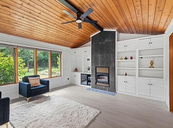 2nd image of 3662 Robin Ln