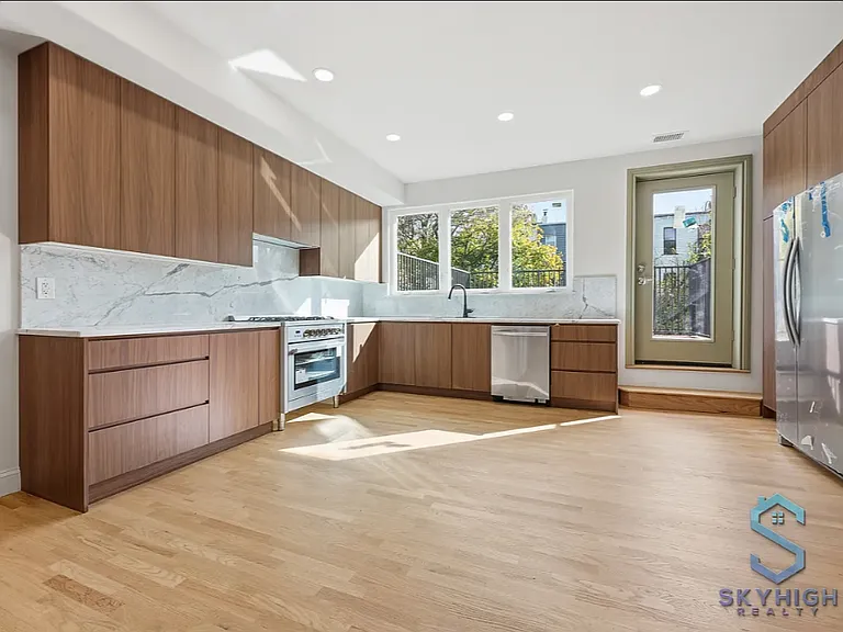 594 Van Buren St #TOWN — Photo 1