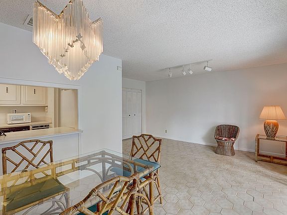 4th image of 1136 Russell Drive
