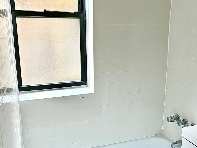 915 W Sheridan Rd #6 — Photo 12