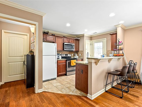 5th image of 350 Embry Ln