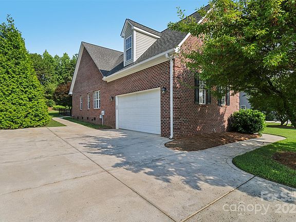 3rd image of 2411 Stoney Run Dr