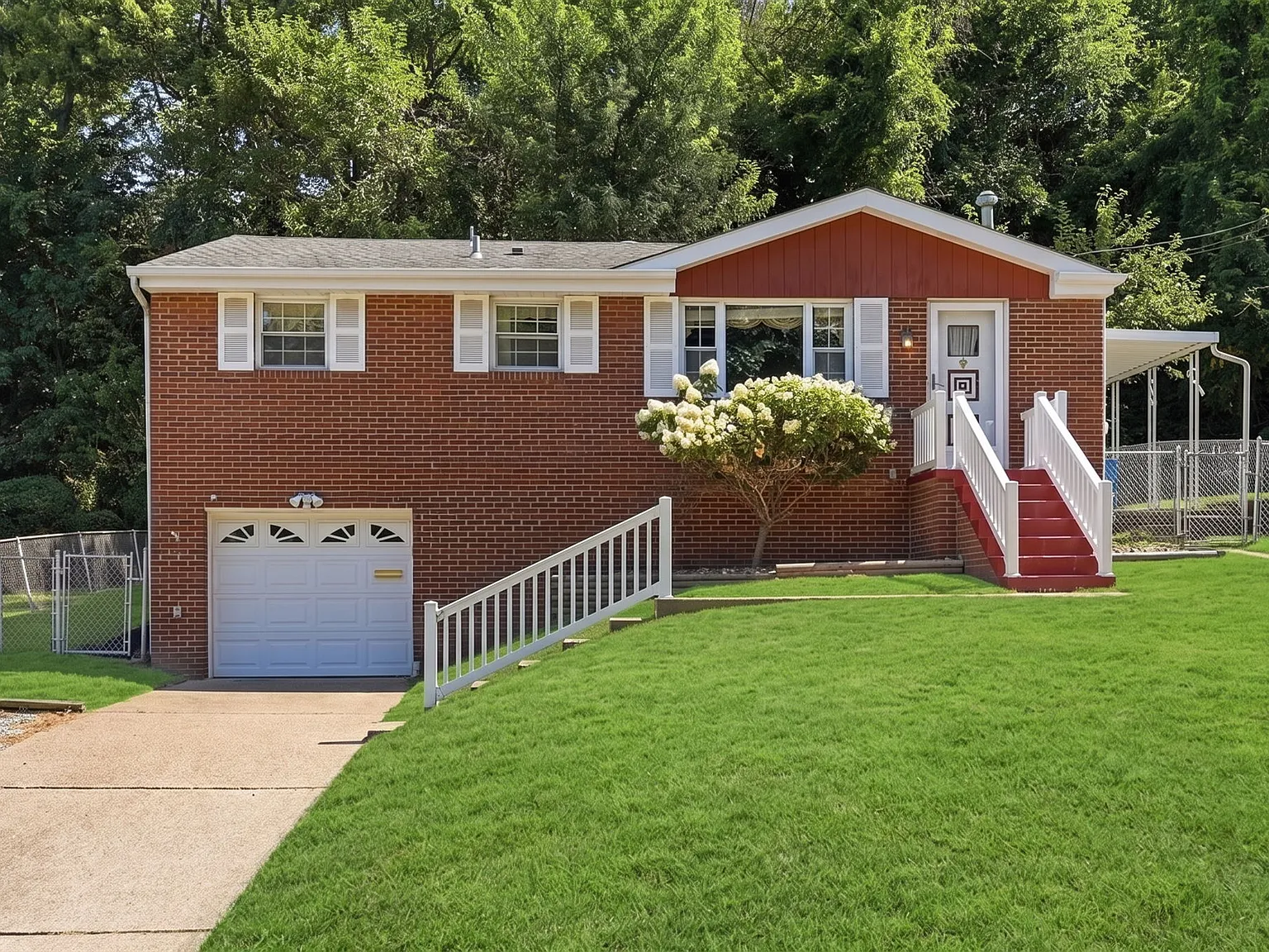 3 bed, 988 sqft, $1,900 — Photo 3