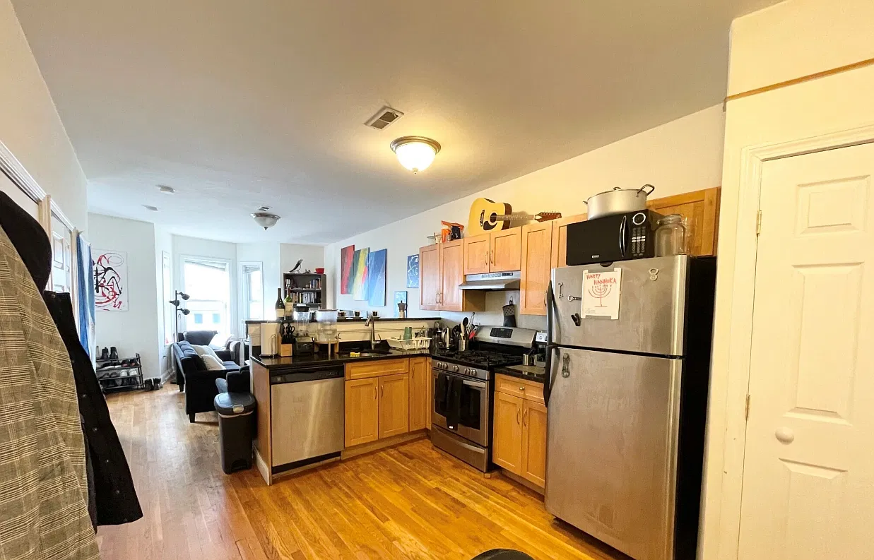 3 bed, 1.5 bath, 9999 sqft, $3,000 — Photo 1