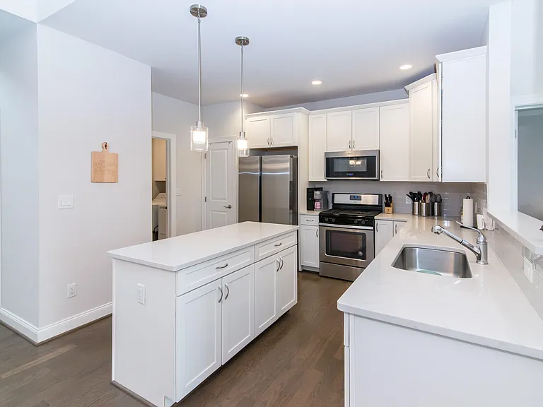 2544 Oxford Cir — Photo 8