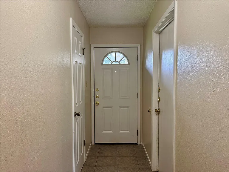 1213 Kenyon Dr — Photo 2