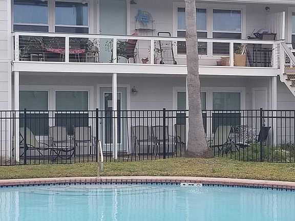 3rd image of 71 Nassau Dr