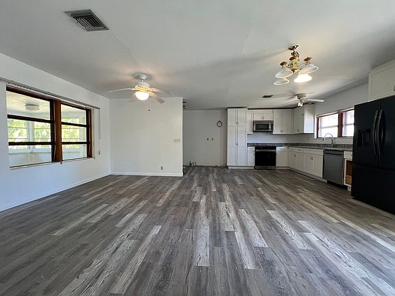 3rd image of 720 W Marion Ave