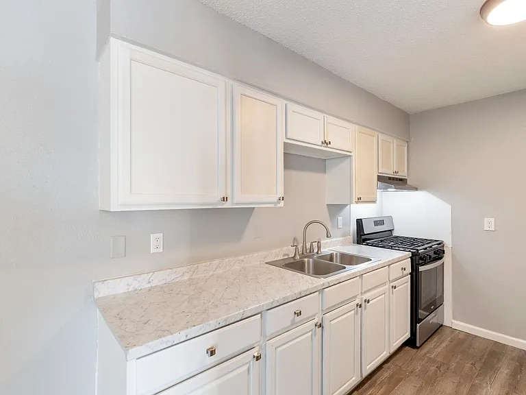 Crossroads Villa Apartments — Photo 66