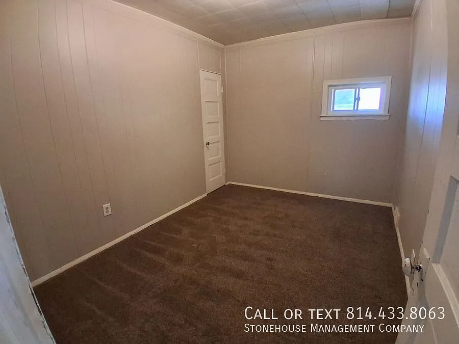 Large 2nd floor 2 bedroom with Front Deck & Private Basement — Photo 4