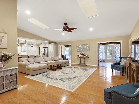 4th image of 858 Pinewood Ter W