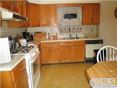 3rd image of 27 Millbrook Ct