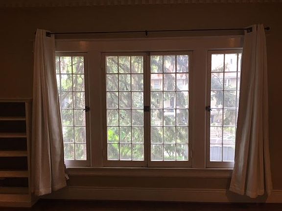 Great windows, excellent natural lighting in the living room