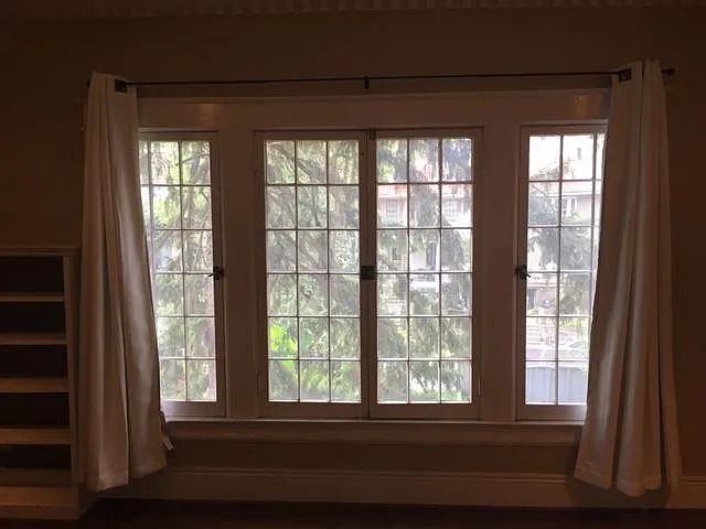Great windows, excellent natural lighting in the living room