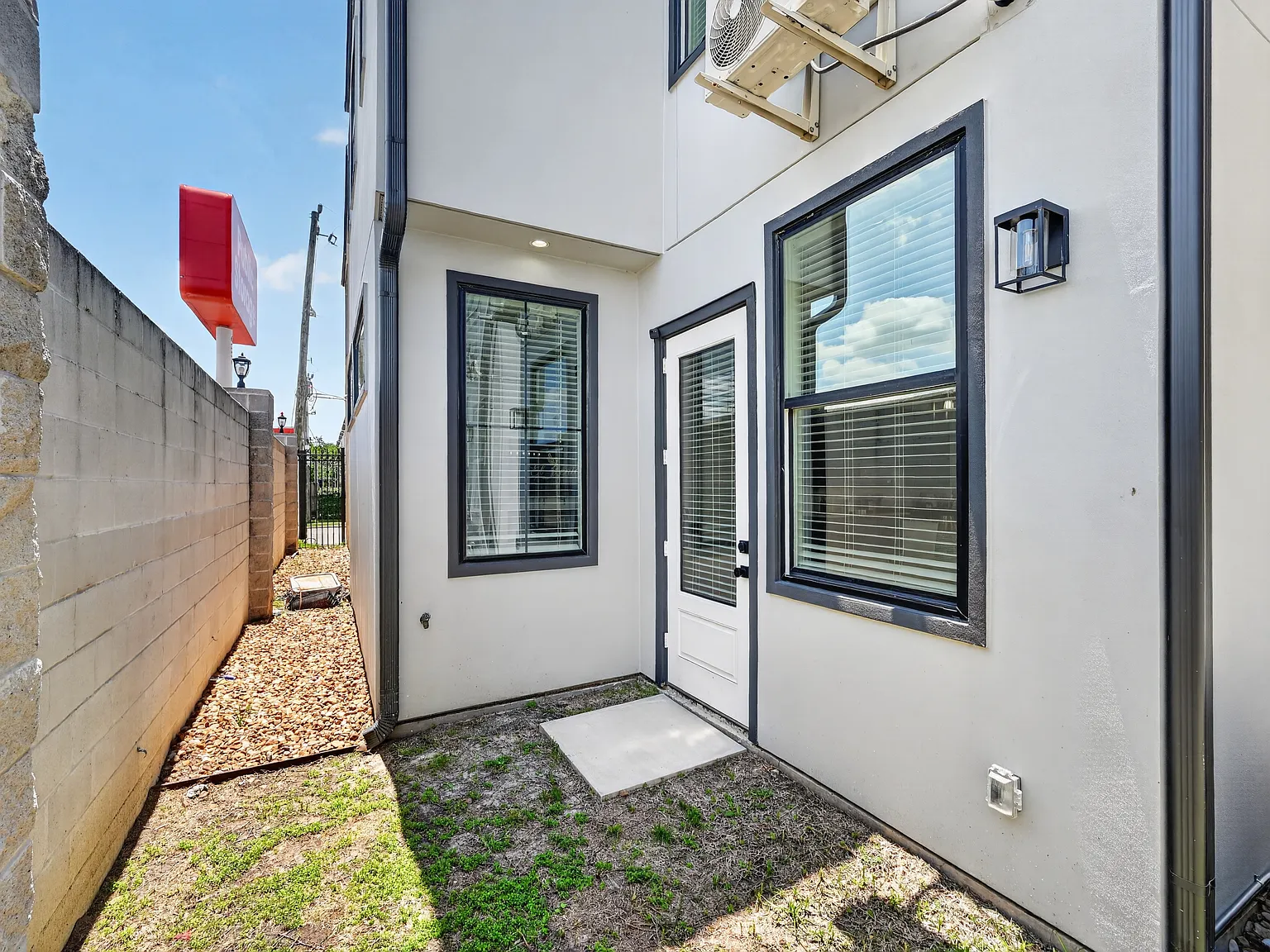 3 bed, 2.5 bath, 2181 sqft, $5,750 — Photo 3