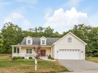 4 Hudson Ln, East Lyme, CT 06357