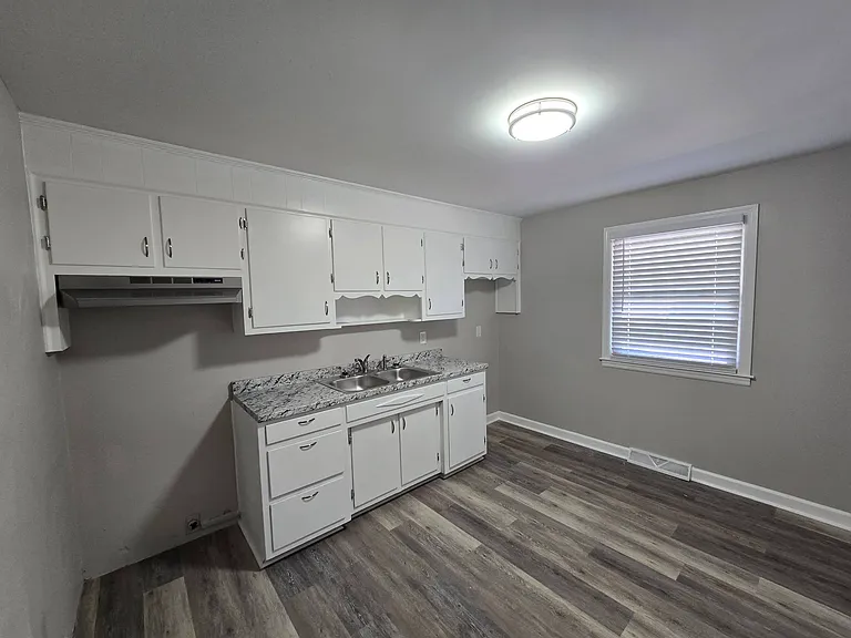 Colonial Heights Apartments — Photo 20