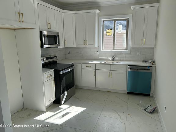 5th image of 465 Stewart Ave