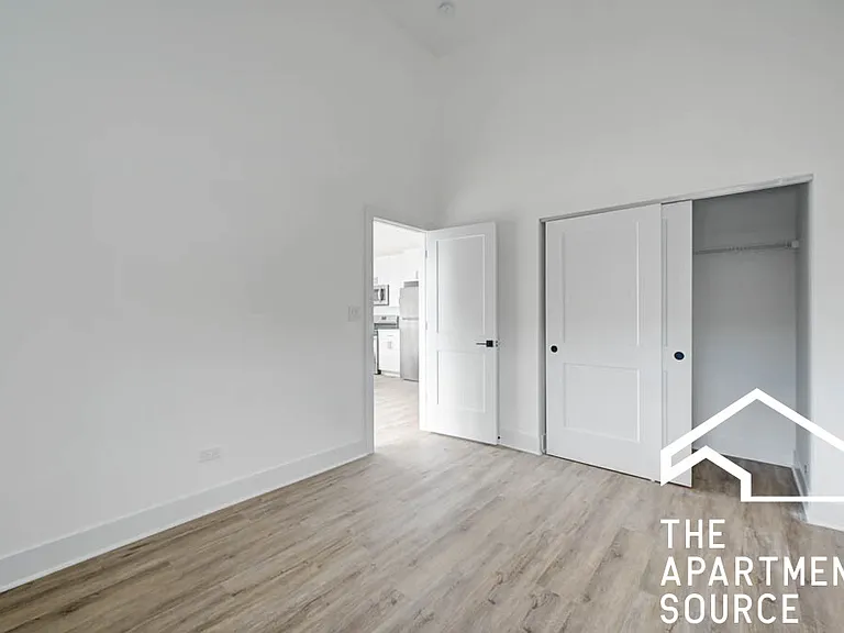4709 N Artesian Ave #203 — Photo 4