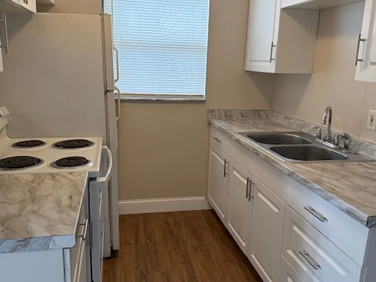 230 N Robbins Ave — Photo 7