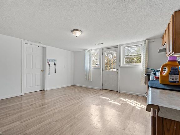 3rd image of 366 Brooks Rd