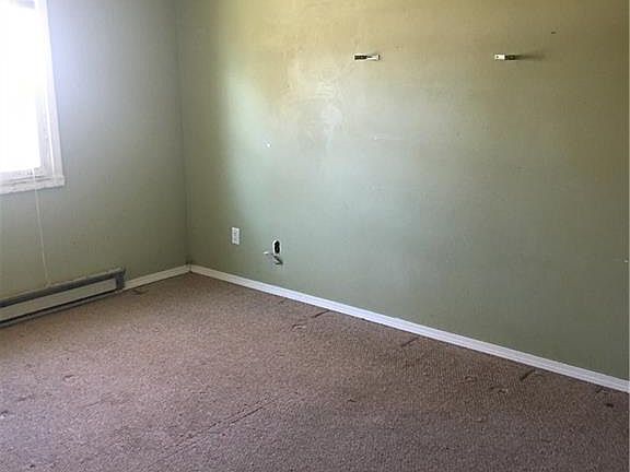 5th image of 702 10th Ave NW