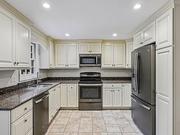 5th image of 35 Davidson Ave