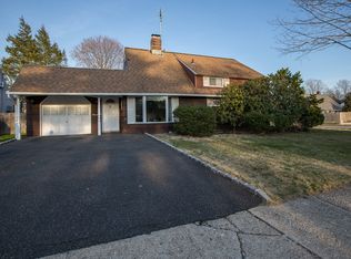 2 Bridle Ln, Hicksville, NY 11801