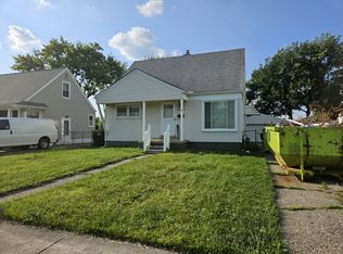 28102 Maplewood St, Garden City, MI 48135