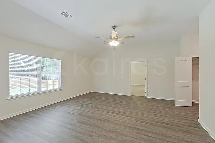111 Live Oak Dr — Photo 8
