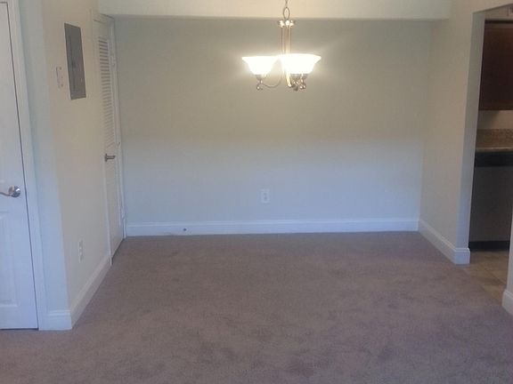 3rd image of 25 Briarwood Ln APT 11
