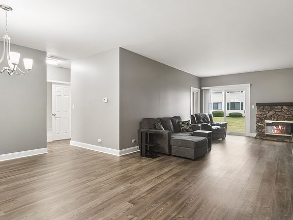 3rd image of 927 Hidden Lake Dr