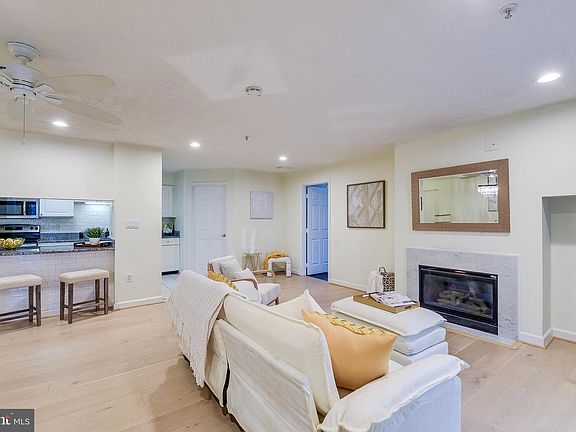 5th image of 623 Admiral Dr Unit 304