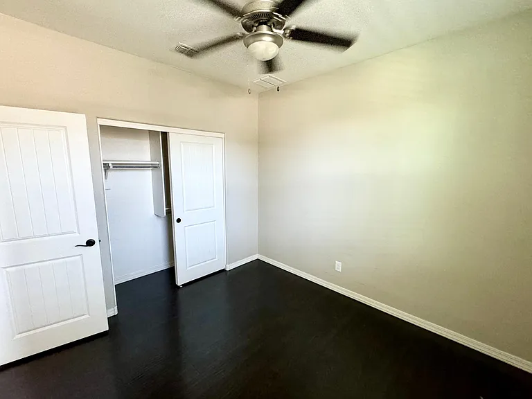 233 N Crosscreek Dr — Photo 11