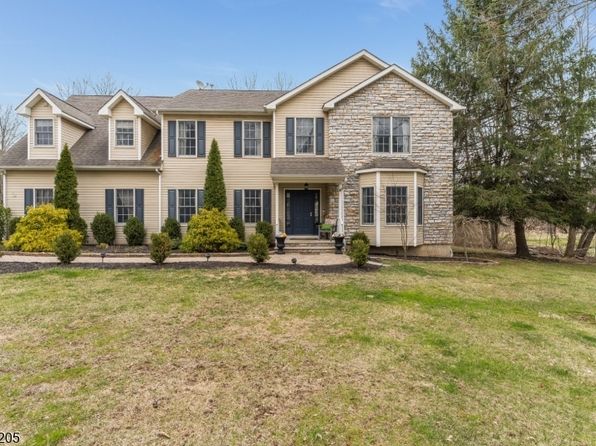 6 Knox Ln, Lebanon Boro, NJ 08833