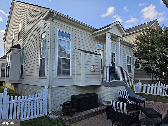 5th image of 1003 Pickett St