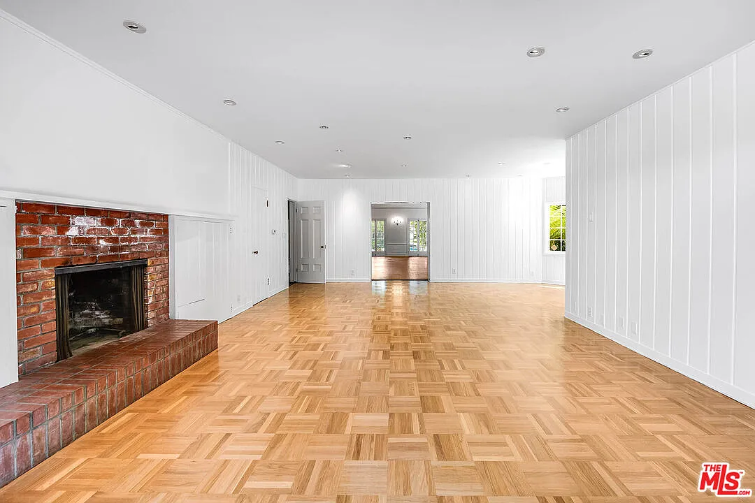 5 bed, 5.0 bath, 5000 sqft, $25,000 — Photo 4